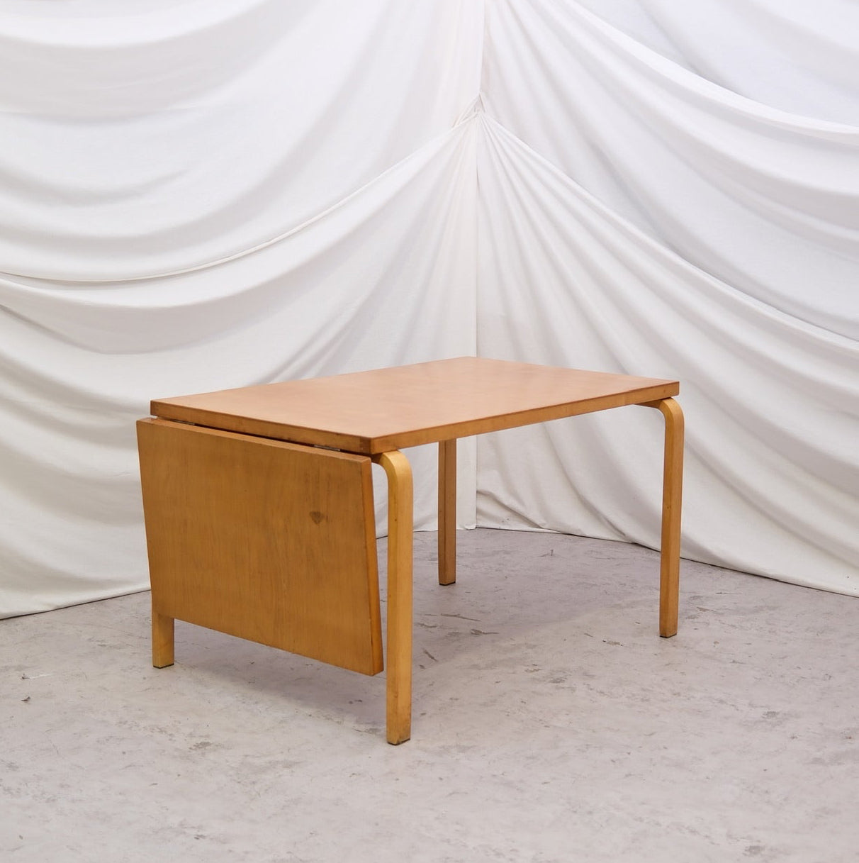 Vintage 1940s Alvar Aalto drop leaf table by Artek in birch. Classic bentwood legs and folding leaf. Worldwide shipping and Finnish delivery available.
