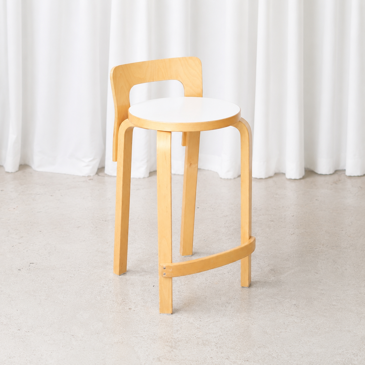 Vintage Artek K65 high chair designed by Alvar Aalto in birch with a white laminate seat. Very good vintage condition with only minor signs of use.