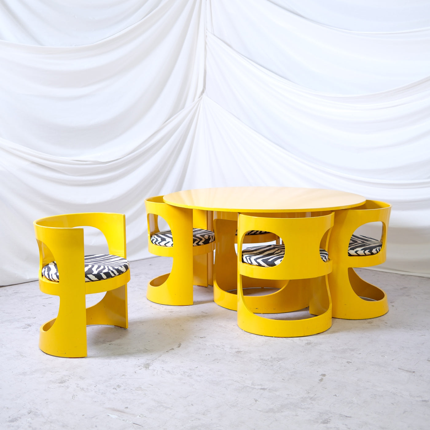 Rare Arne Jacobsen Prepop dining set for Asko, Finland (1969). Round table 130 cm and 6 bentwood chairs in yellow with zebra cushions. Worldwide shipping available.