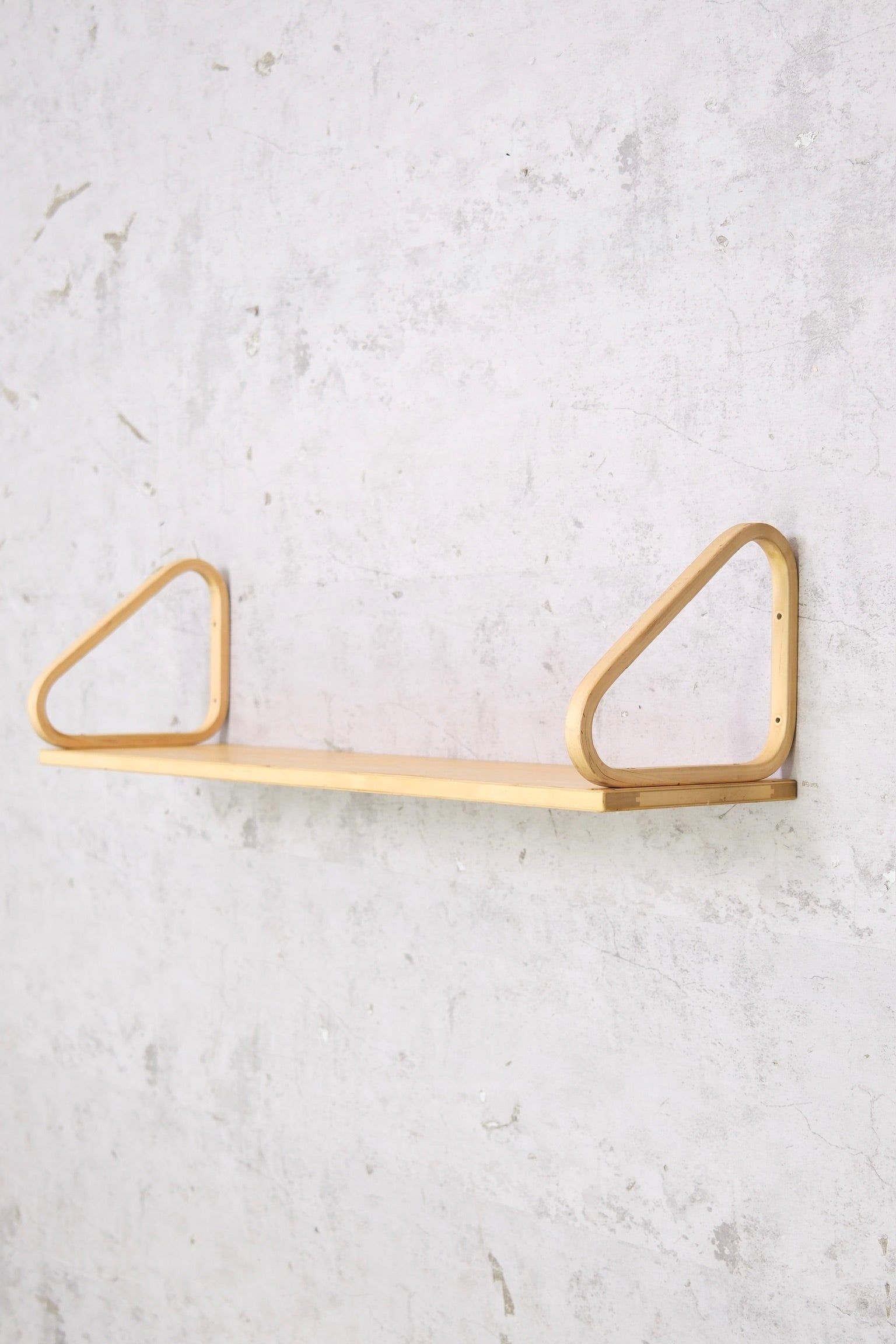 Original Artek 112B shelf designed by Alvar Aalto in the 1950s. Birch shelf with finger-jointed construction and visible vintage wear. Authentic Scandinavian design.
