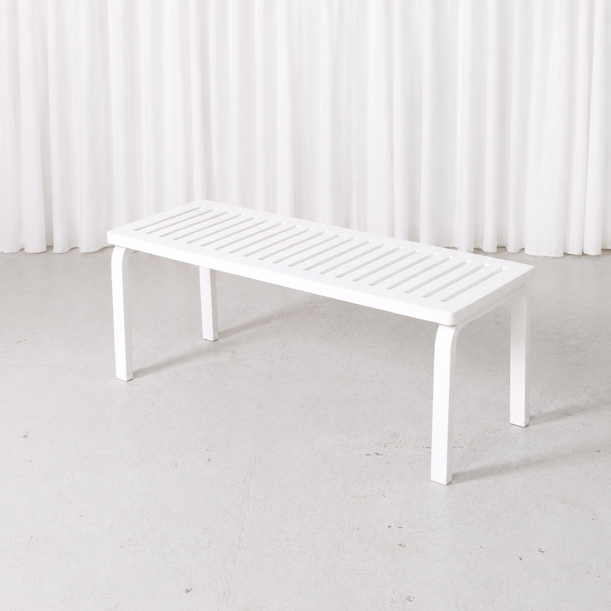 White Artek 153A slatted bench by Alvar Aalto. Classic bentwood legs, clean minimal look and very good condition.