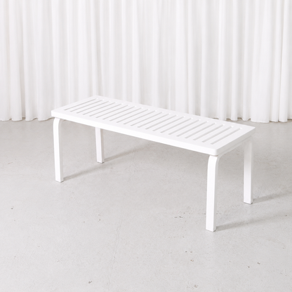 White Artek 153A slatted bench by Alvar Aalto. Classic bentwood legs, clean minimal look and very good condition.
