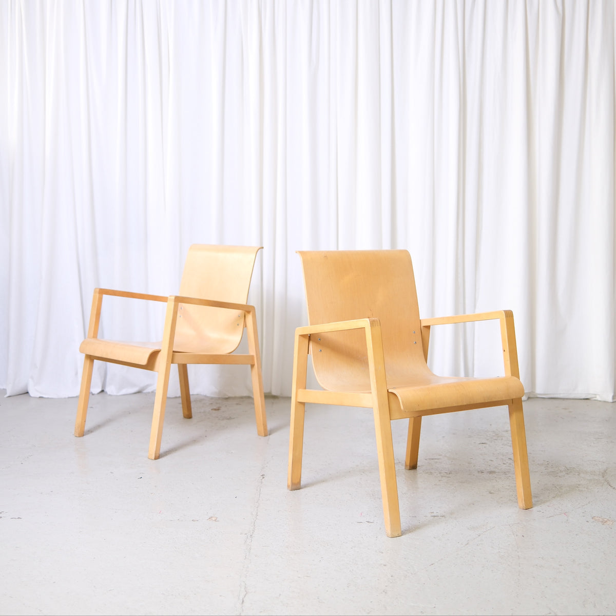 Artek 403-vintagehallstol av Alvar Aalto, med björkstomme och böjd plywoodsits. Finländsk modernistisk design.