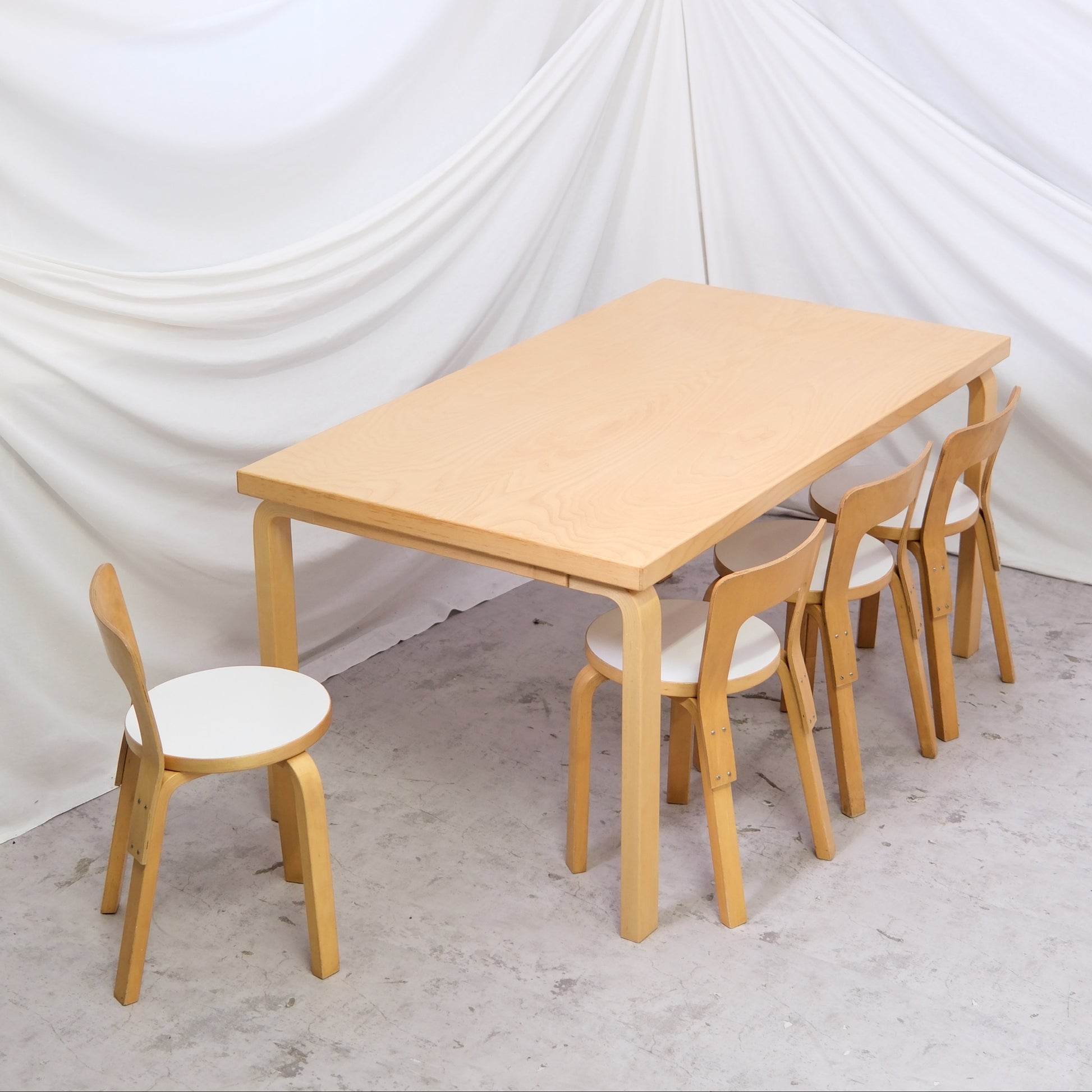 Vintage Artek 82A table by Alvar Aalto in birch. Size 150 x 80 cm. Clean look with light wear. Available in Helsinki with worldwide shipping and delivery in Finland.
