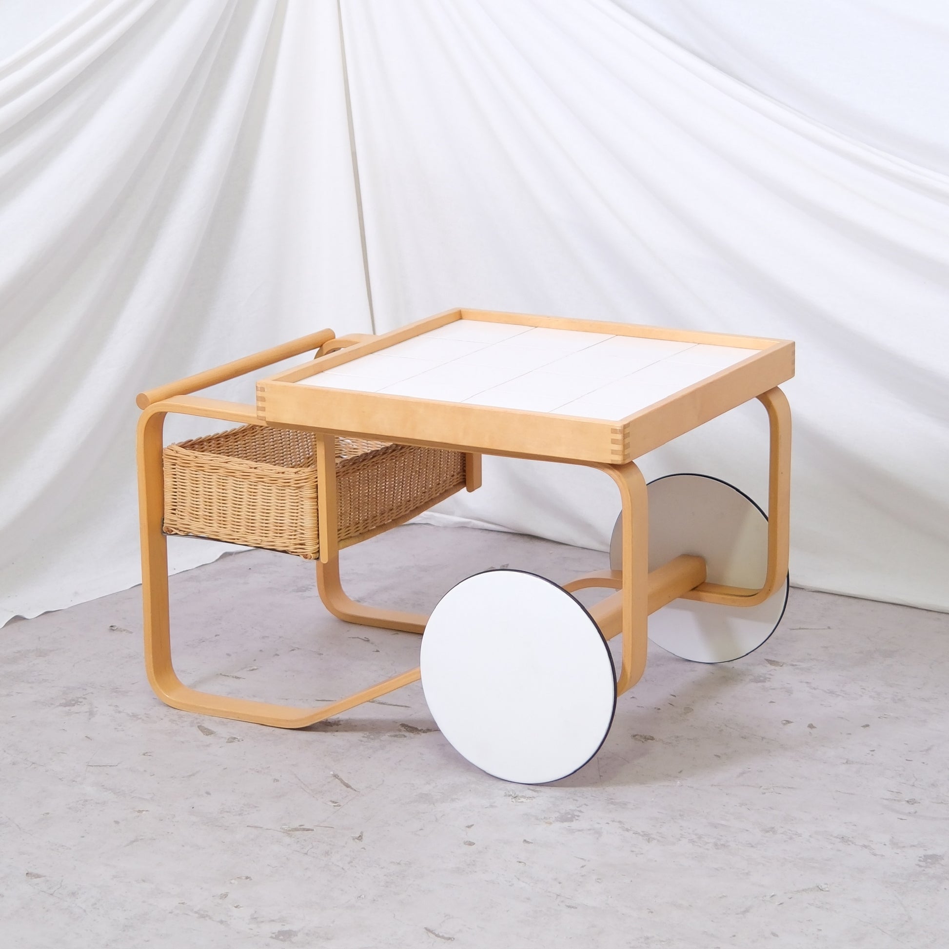Vintage Artek 900 tea trolley with white tile top and birch frame. One tile has craquelure. Helsinki based with worldwide shipping and delivery in Finland upon request.