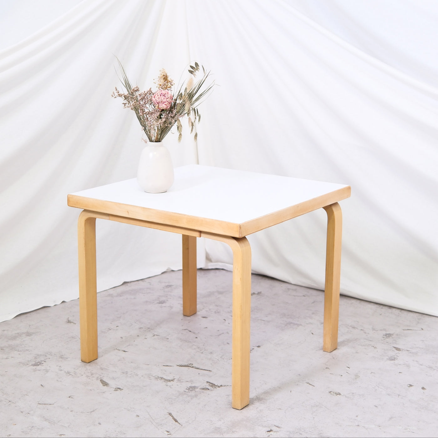 Vintage Artek coffee table 60 x 60 cm. Minimal Finnish design with bent legs. Worldwide shipping available.