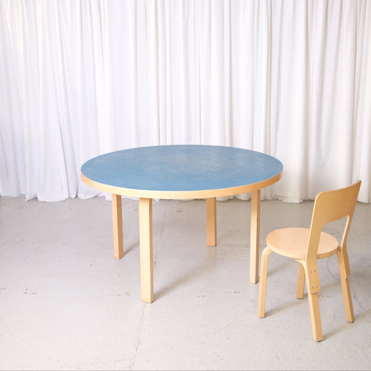 Vintage Artek Table 91 by Alvar Aalto with blue linoleum top and birch legs. Classic round Finnish design dining table, 125 cm diameter.
