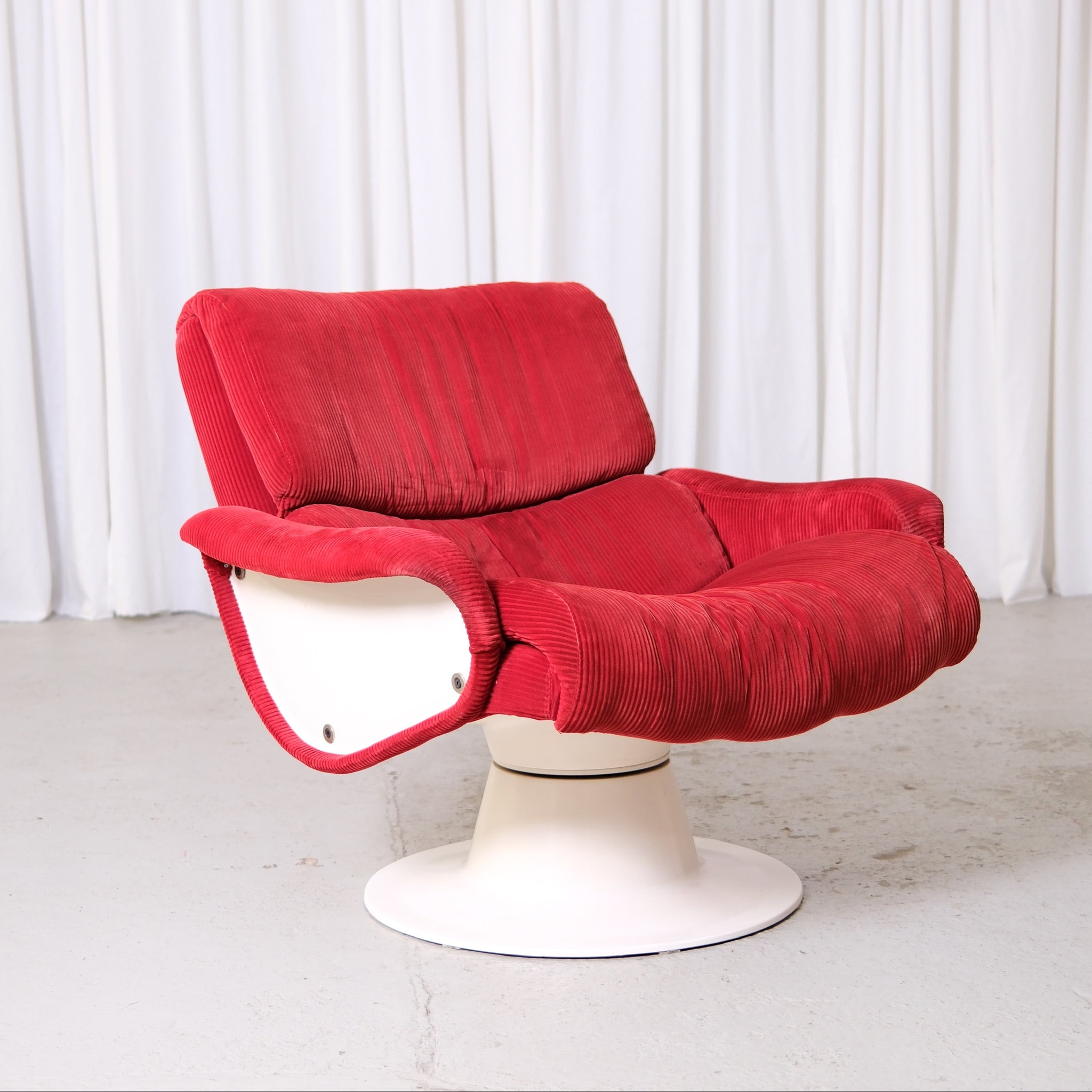 Vintage Yrjö Kukkapuro Saturnus Chairs in Red Corduroy – Pino