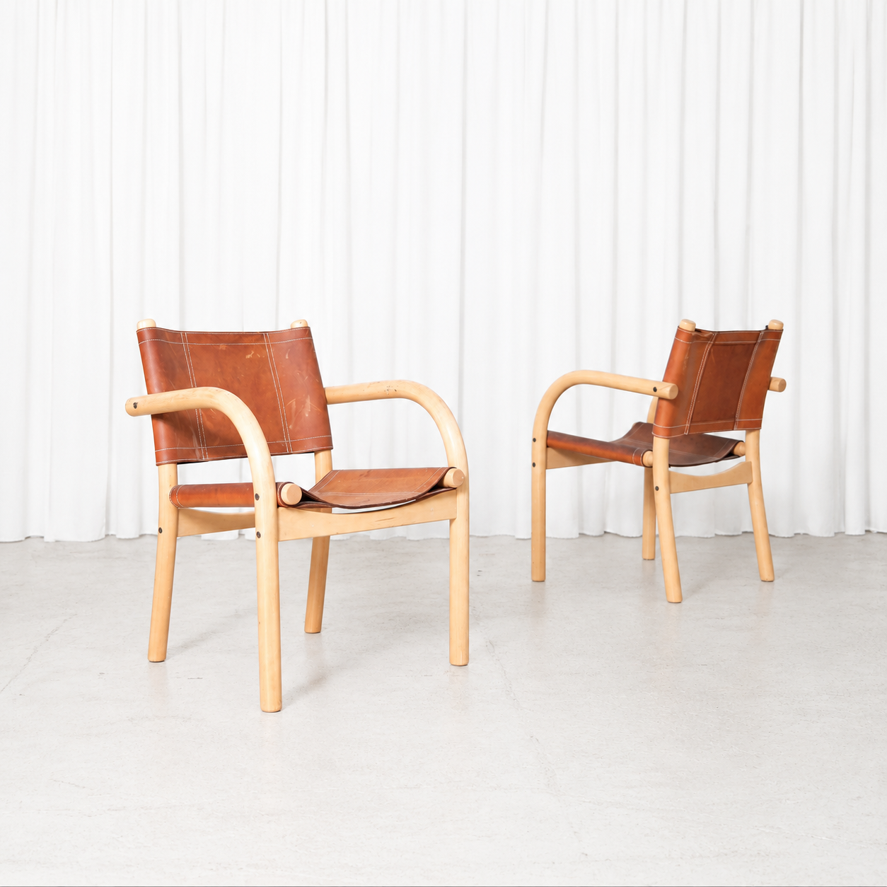 Model 411 leather armchair designed by Ben af Schulten for Artek in the 1970s. Bent birch frame, cognac leather and authentic vintage patina.