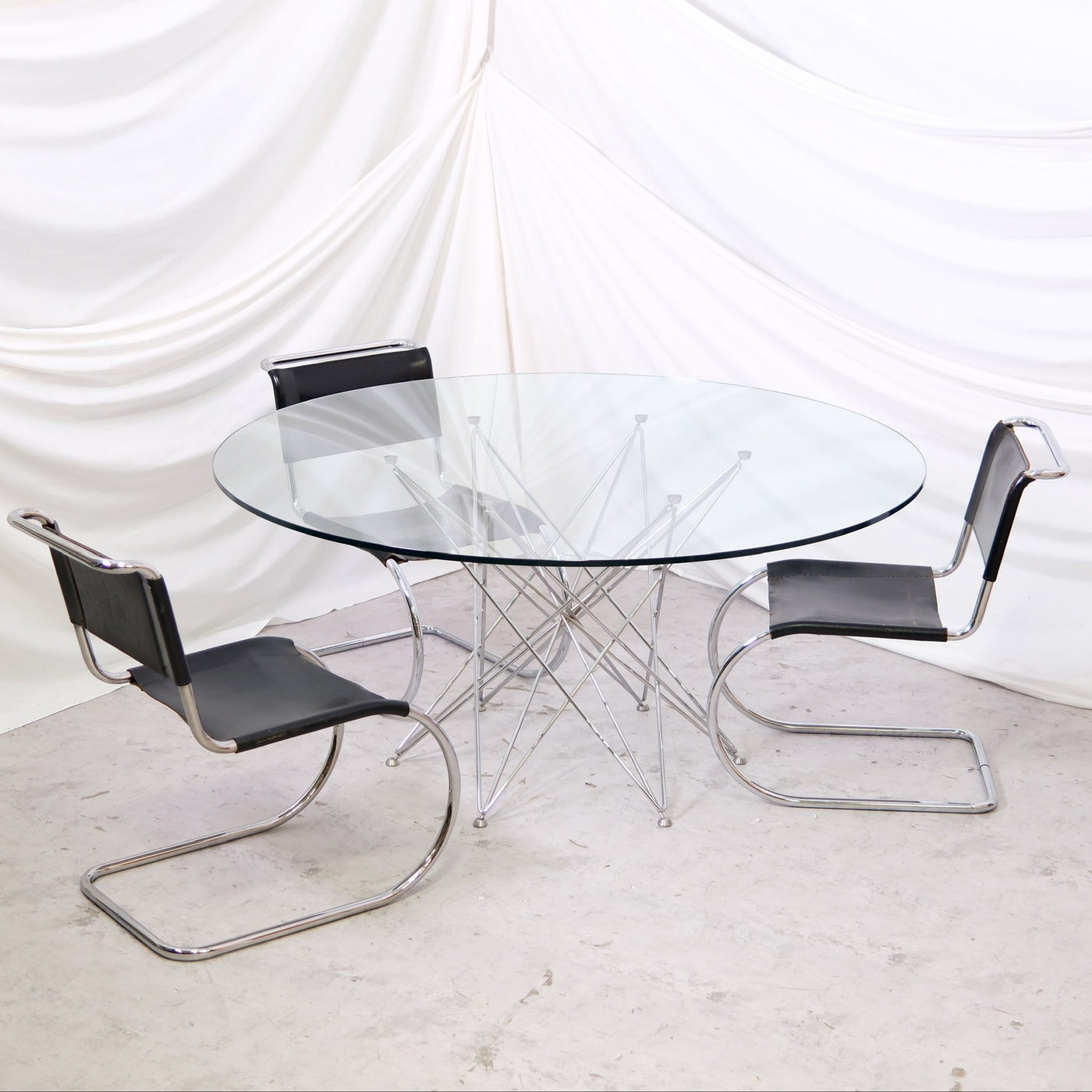 Bonaldo round dining table with glass top, diameter 160 cm. Sculptural metal base, very good condition. Worldwide shipping available.