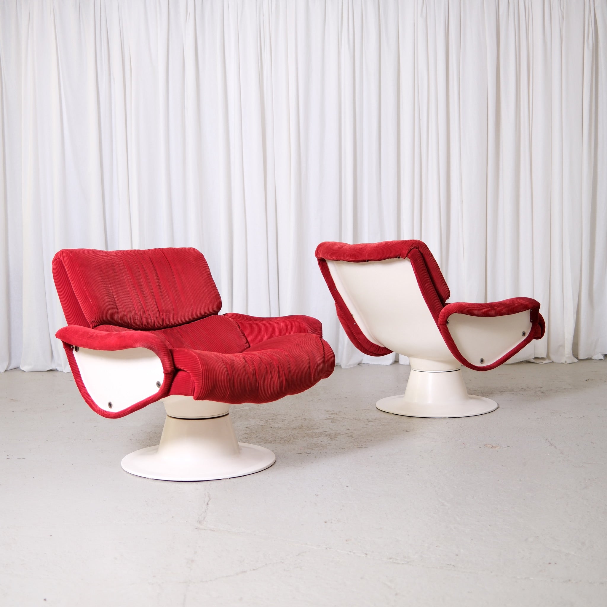 Vintage Yrjö Kukkapuro Saturnus Chairs in Red Corduroy – Pino