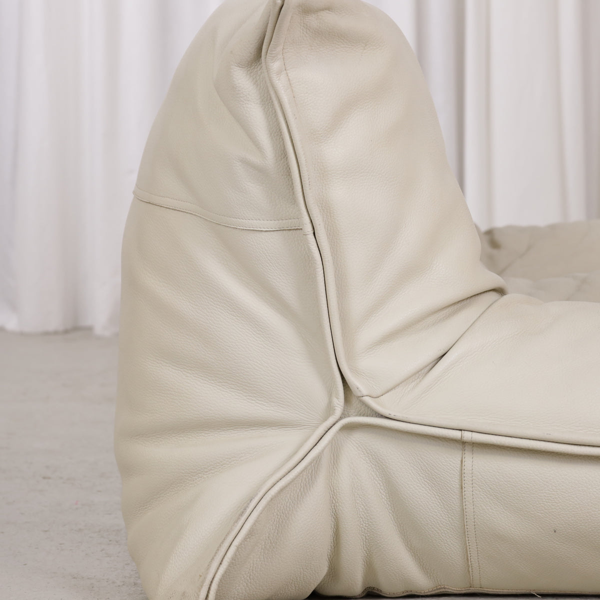 Yoko sofa upper side corner and piping