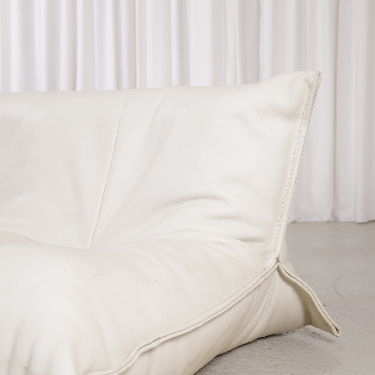 Yoko sofa backrest corner and leather folds