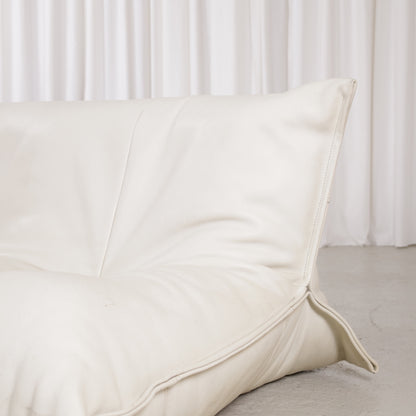 Yoko sofa backrest corner and leather folds