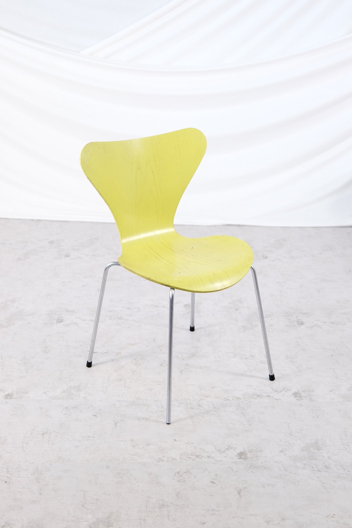 Fritz Hansen Series 7 Chairs – Arne Jacobsen, Multicolor