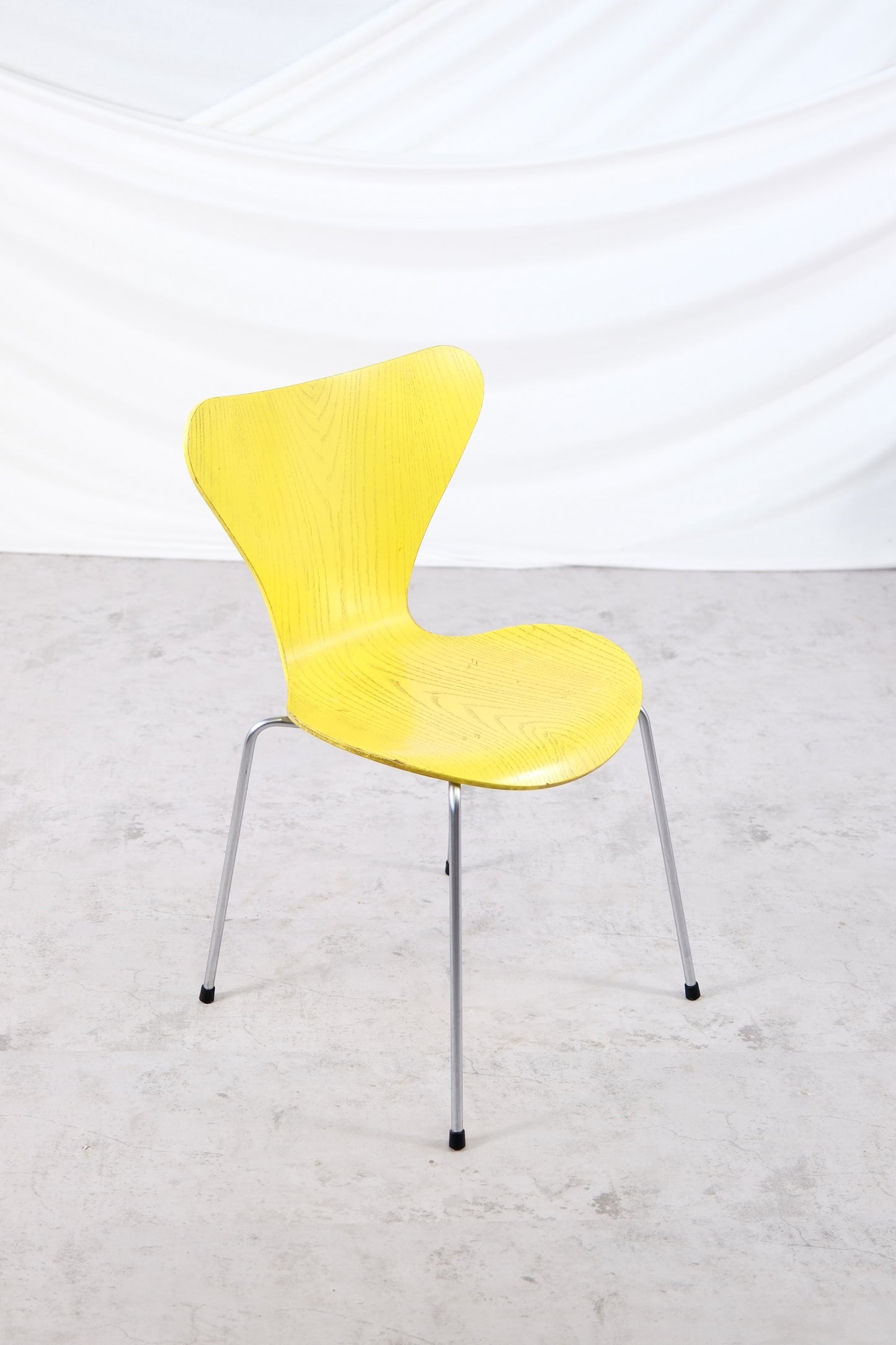 Fritz Hansen Series 7 Chairs – Arne Jacobsen, Multicolor
