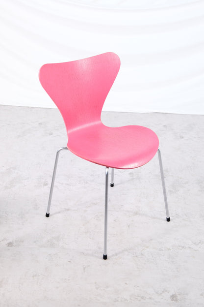 Fritz Hansen Series 7 Chairs – Arne Jacobsen, Multicolor