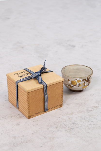 Gyokuhō Kiln – Chawan with White Plum Grove Design (with Tomobako)