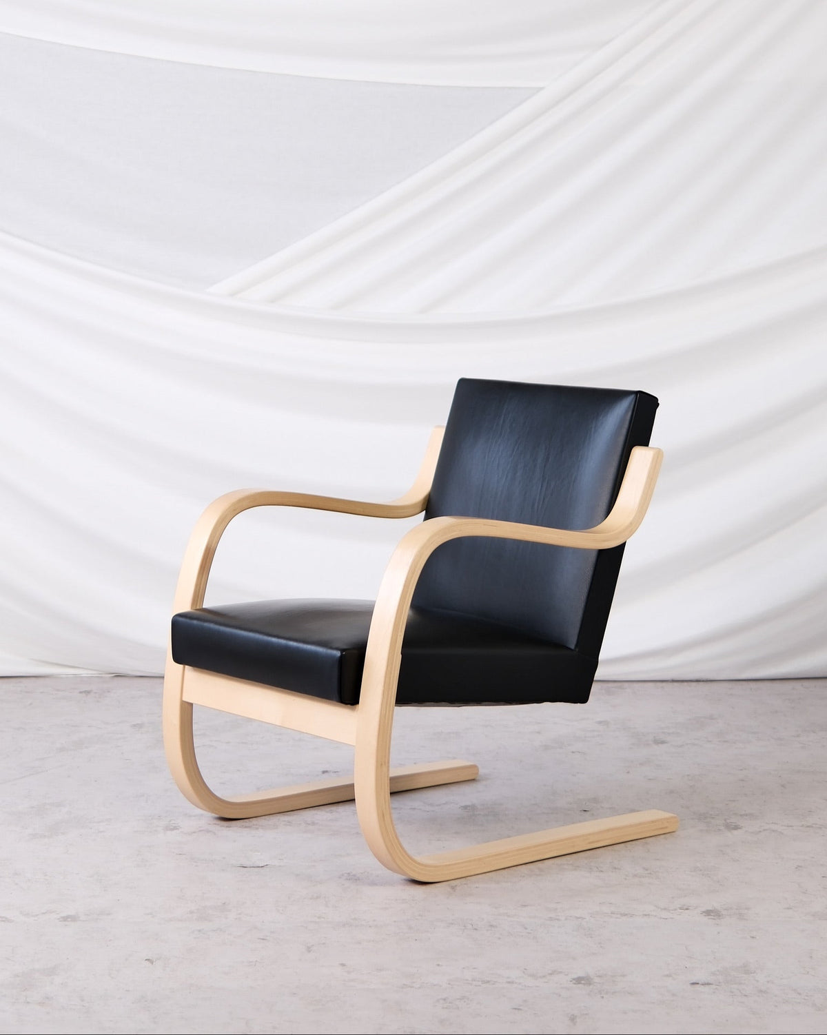 Alvar Aaltos Artek 402-vintagefåtölj, även känd som Ateljé-stolen. Finländsk modern design.