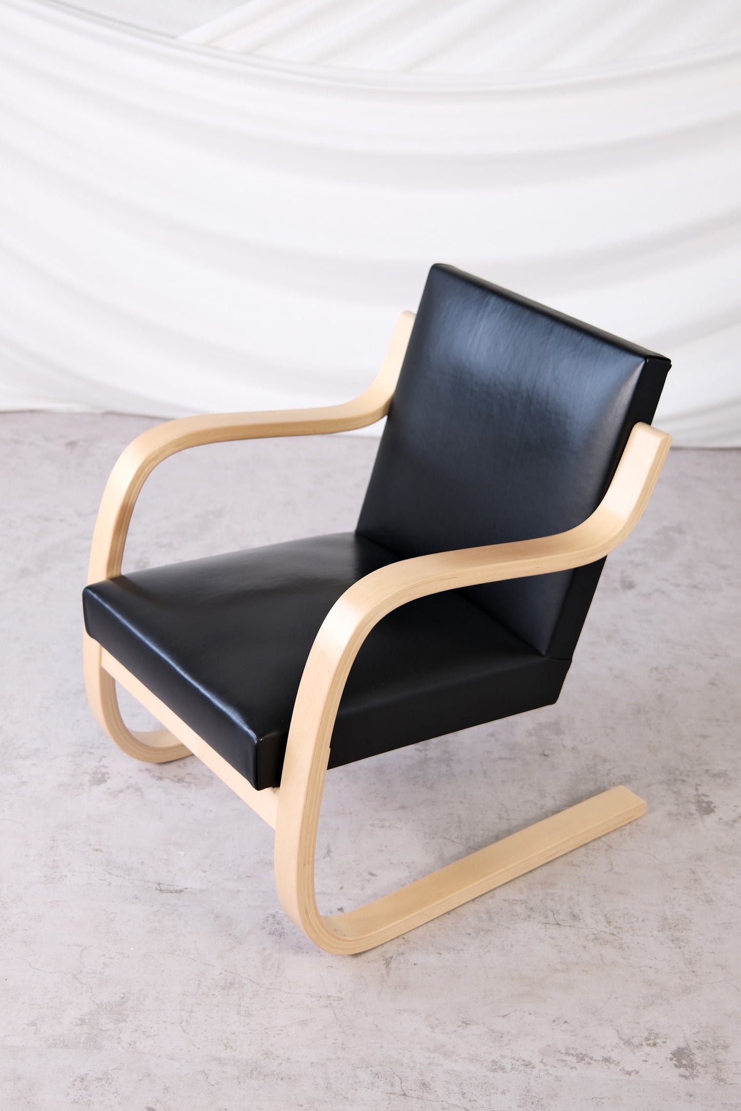 Artek 402 Armchair Black Leather