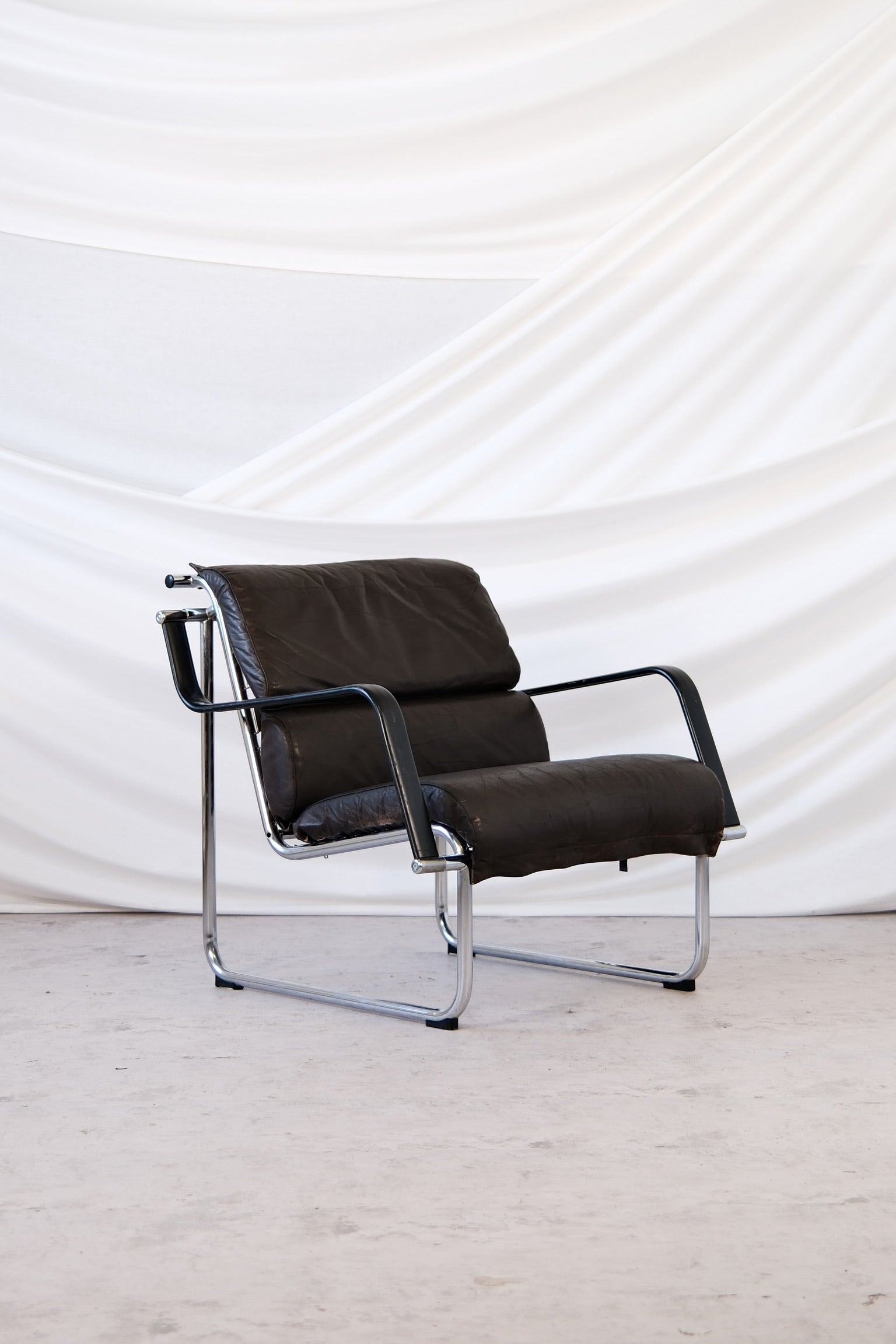 Remmi armchair by Yrjö Kukkapuro for Avarte in brown leather upholstery with chrome frame, Finnish design classic