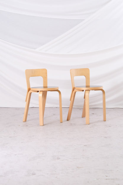 Artek 65 chairs by Alvar Aalto in birch with black linoleum seat, Finnish design dining chairs, modern Scandinavian bentwood chairs set of two.