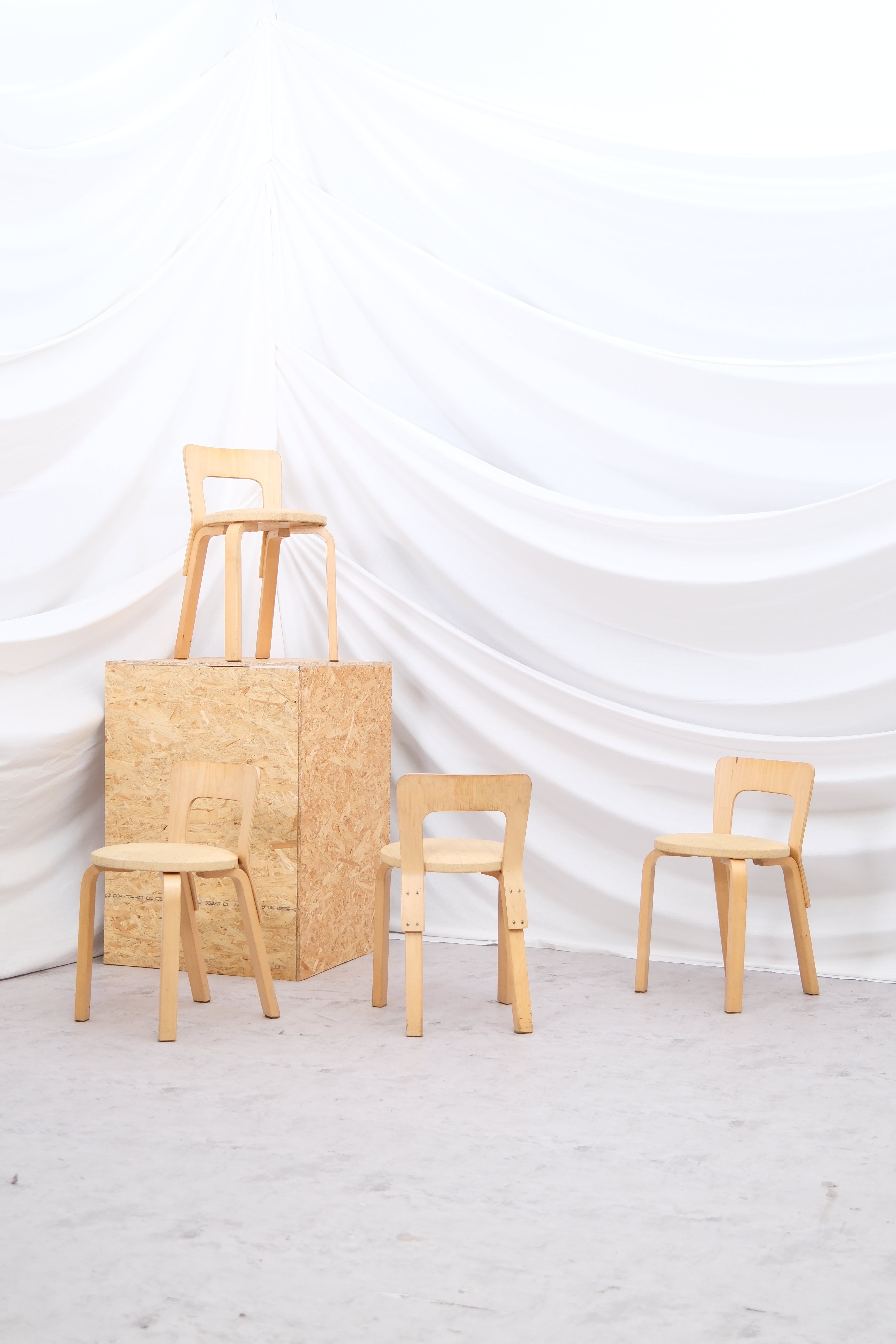  INSTRUMENTARIUM社 ALVAR AALTO Alvar Aalto Set of 4 Artek Chair 65, upholstered in Niinikangas