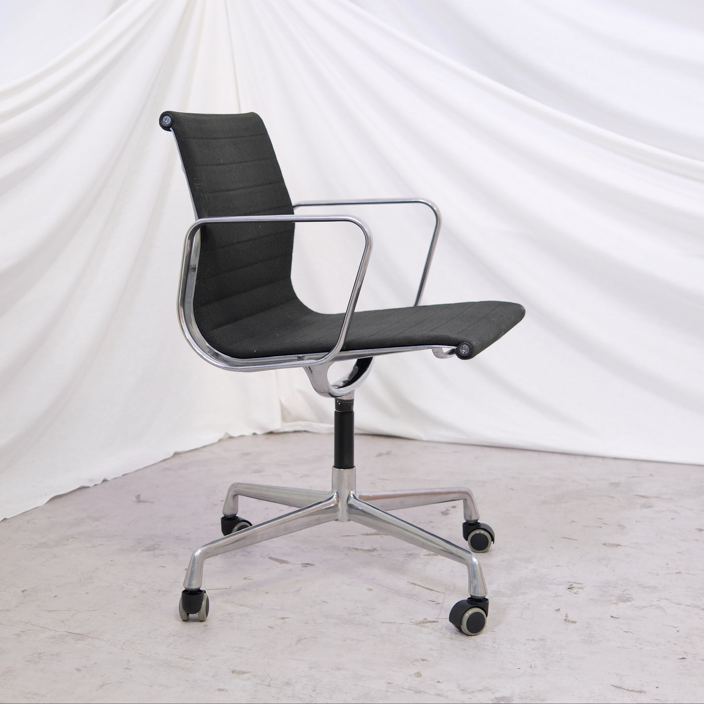 Vintage Charles & Ray Eames office chair manufactured by ICF Italy in the 1960s. Aluminium frame design classic. Worldwide shipping available.
