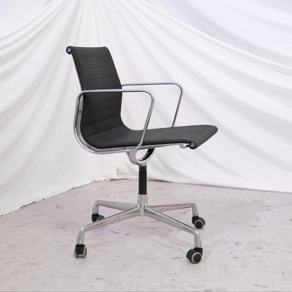 Vintage Charles & Ray Eames office chair manufactured by ICF Italy in the 1960s. Aluminium frame design classic. Worldwide shipping available.
