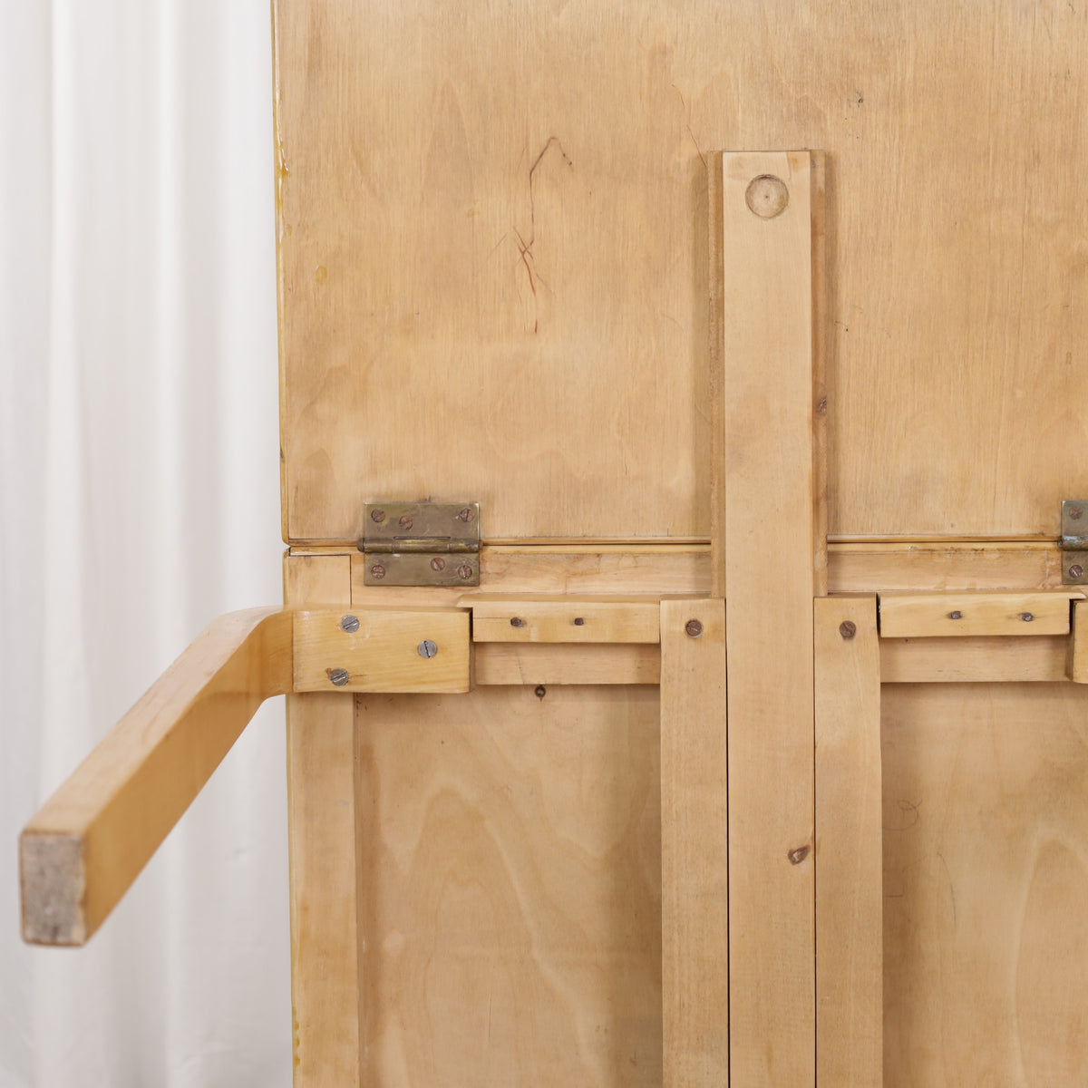 Underside and wooden drop-leaf support on DL82 table