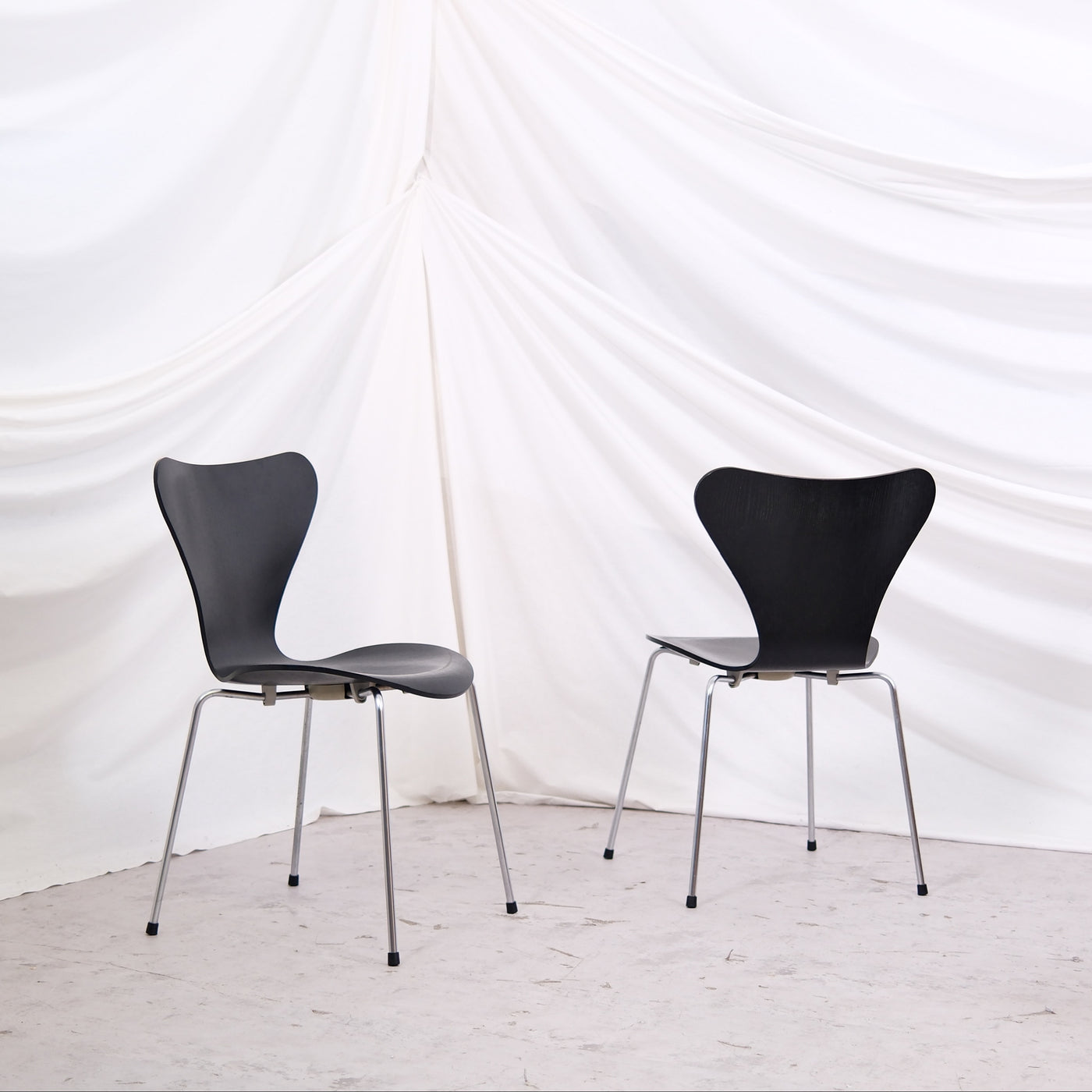 Fritz Hansen Series 7 chair designed by Arne Jacobsen from 2006 in a black stained finish. Very clean condition. Helsinki pickup and worldwide shipping available.