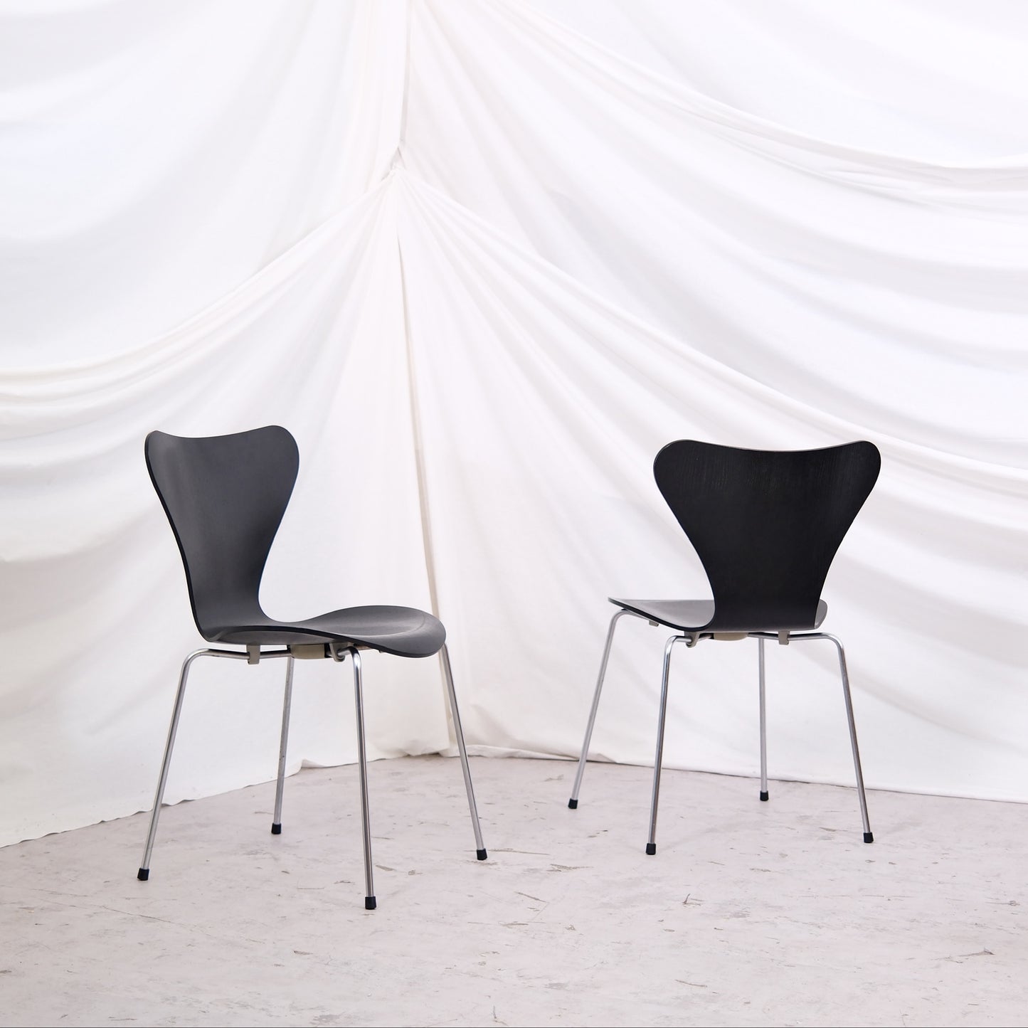 Fritz Hansen Series 7 chair designed by Arne Jacobsen from 2006 in a black stained finish. Very clean condition. Helsinki pickup and worldwide shipping available.