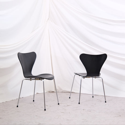 Fritz Hansen Series 7 chair designed by Arne Jacobsen from 2006 in a black stained finish. Very clean condition. Helsinki pickup and worldwide shipping available.