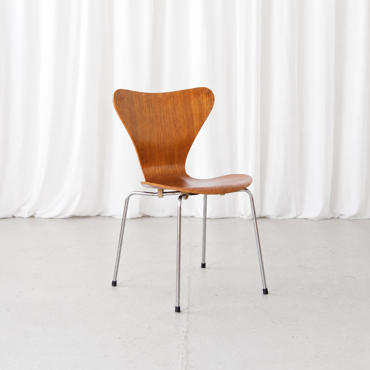 Vintage Fritz Hansen Series 7 chair designed by Arne Jacobsen, featuring a teak-veneered plywood shell and chrome-plated steel legs. Good vintage condition.