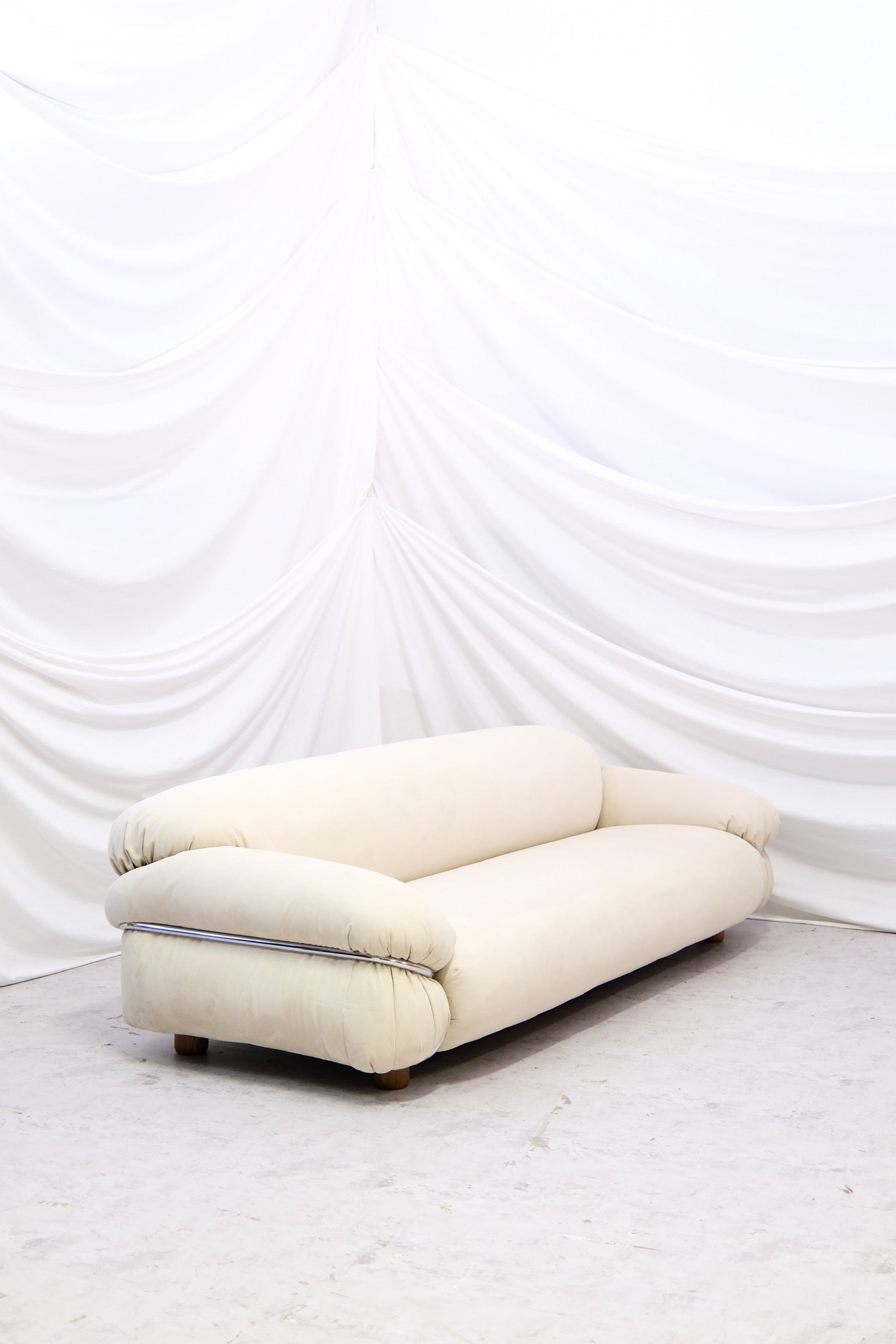 Sesann 3-seater by Gianfranco Frattini, upholstered in soft cream alcantara. Italian design classic in excellent condition.