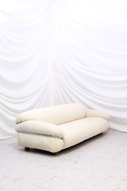 Sesann 3-seater by Gianfranco Frattini, upholstered in soft cream alcantara. Italian design classic in excellent condition.