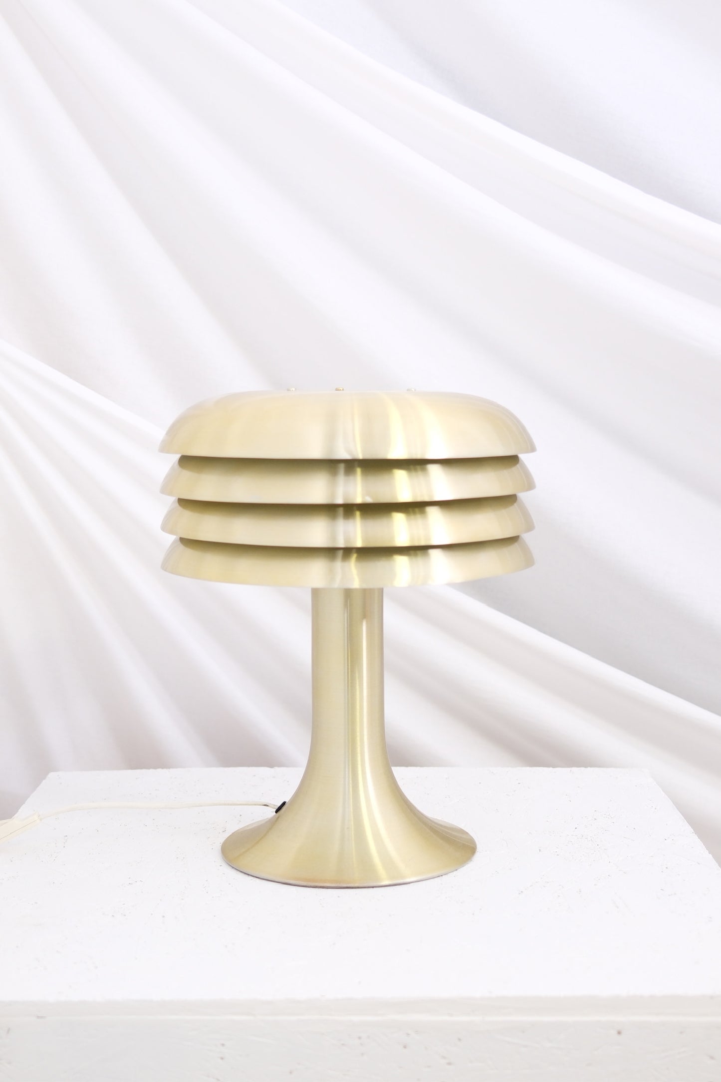 Vintage Hans-Agne Jakobsson BN-26 wall lamp in solid brass. Warm light, Swedish design classic. Worldwide shipping, Finland delivery available.