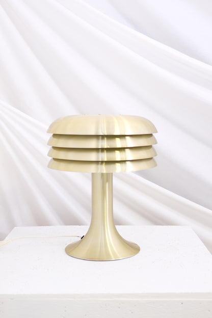 Vintage Hans-Agne Jakobsson BN-26 wall lamp in solid brass. Warm light, Swedish design classic. Worldwide shipping, Finland delivery available.