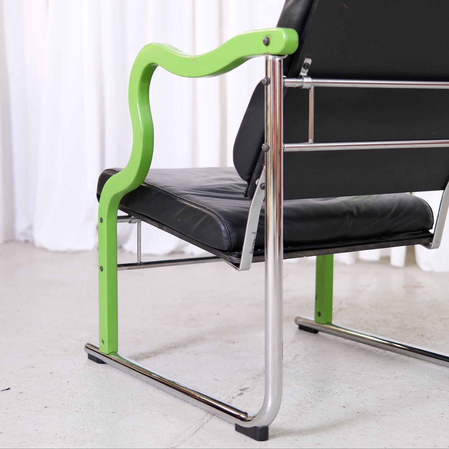 Yrjö Kukkapuro Experiment Lounge Chair in Black Leather and Green Armrests
