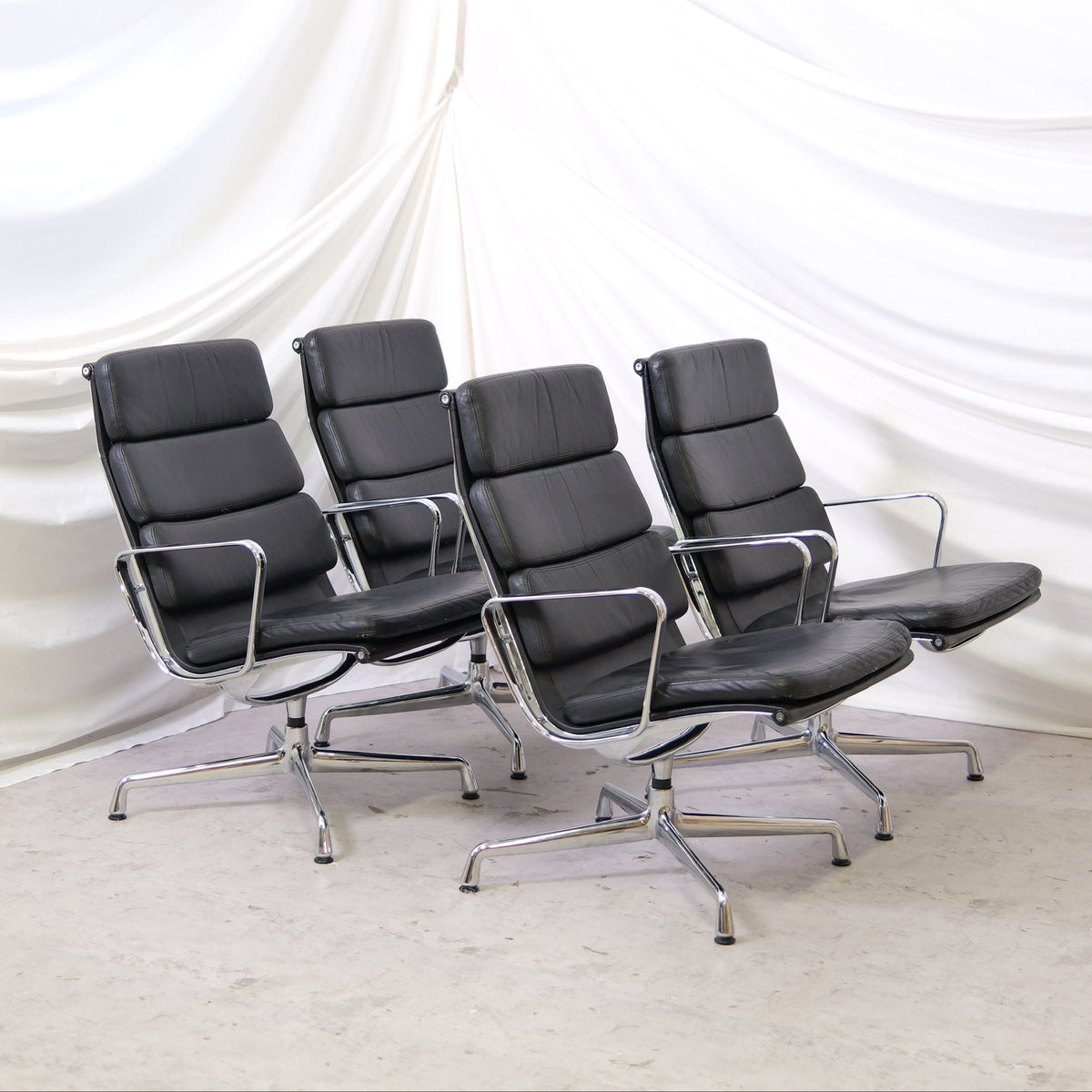 Vitra EA 215 -lepotuoli, musta nahkaverhoilu ja kiillotettu alumiinirunko.