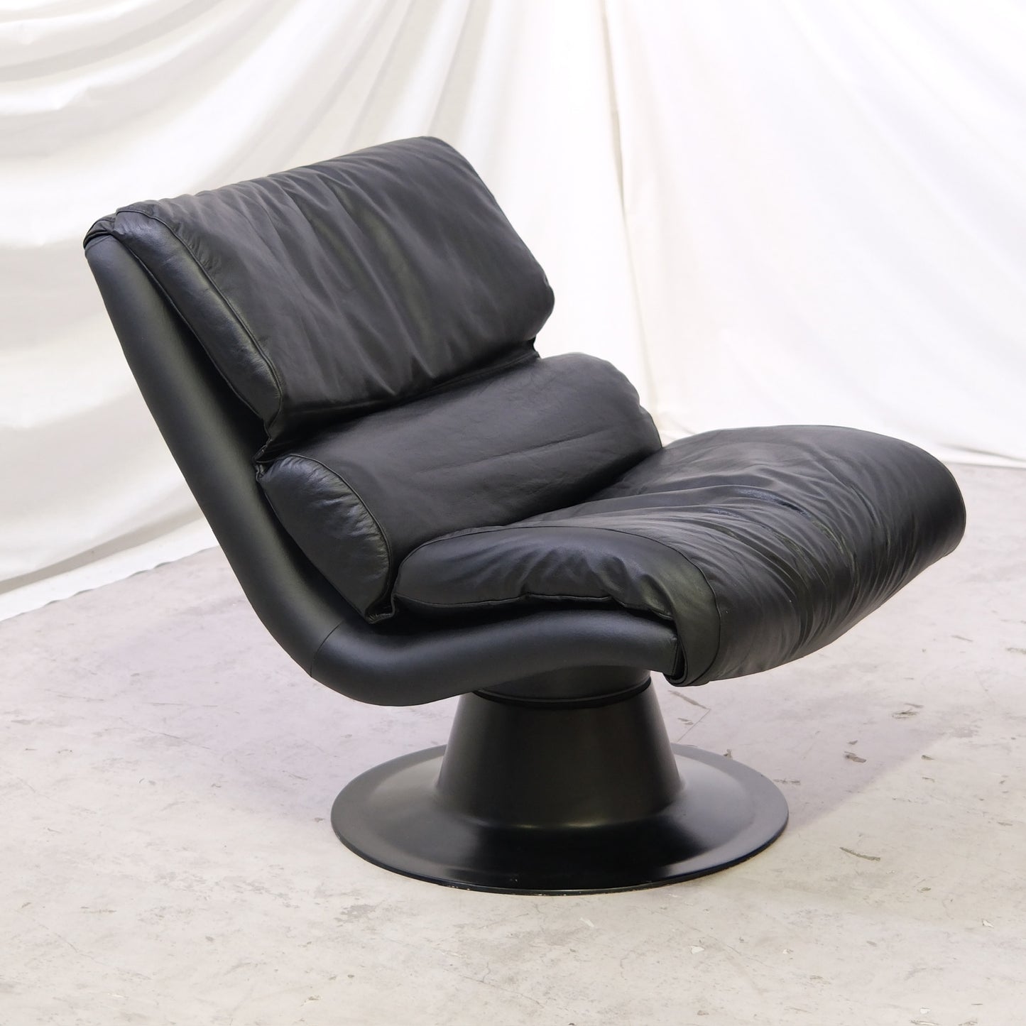 Yrjö Kukkapuro Saturnus Lounge Chair – Black Leather