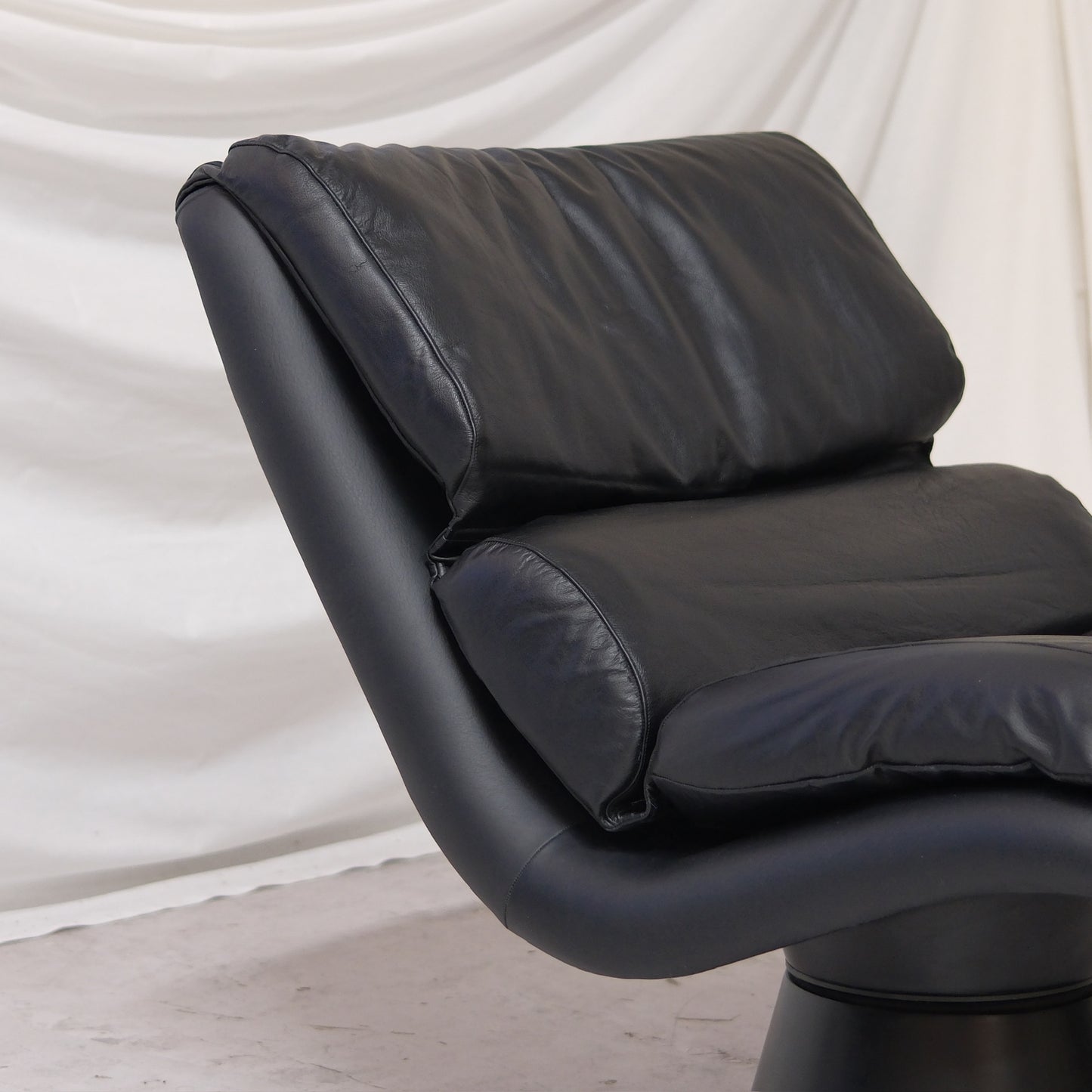 Yrjö Kukkapuro Saturnus Lounge Chair – Black Leather