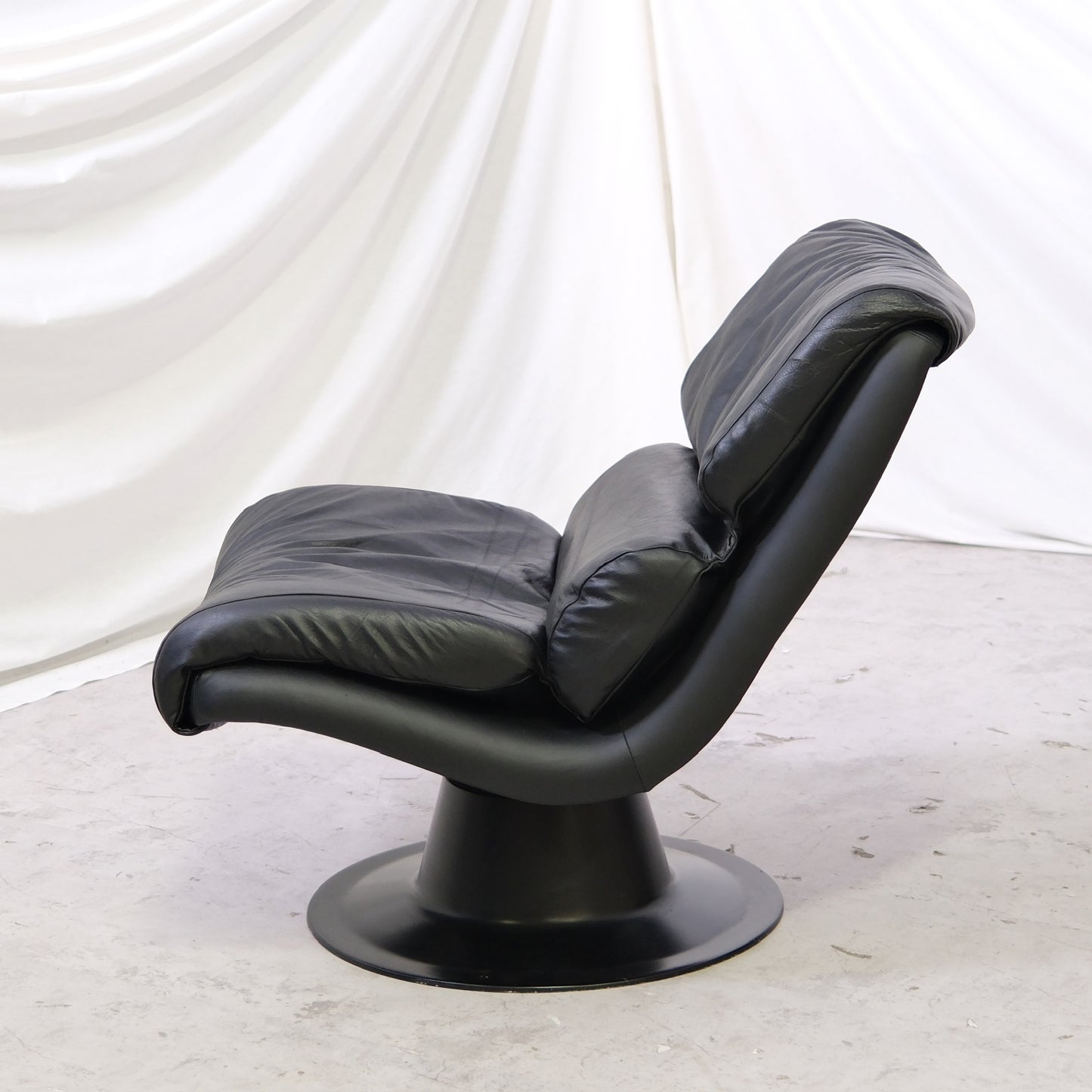 Yrjö Kukkapuro Saturnus Lounge Chair – Black Leather