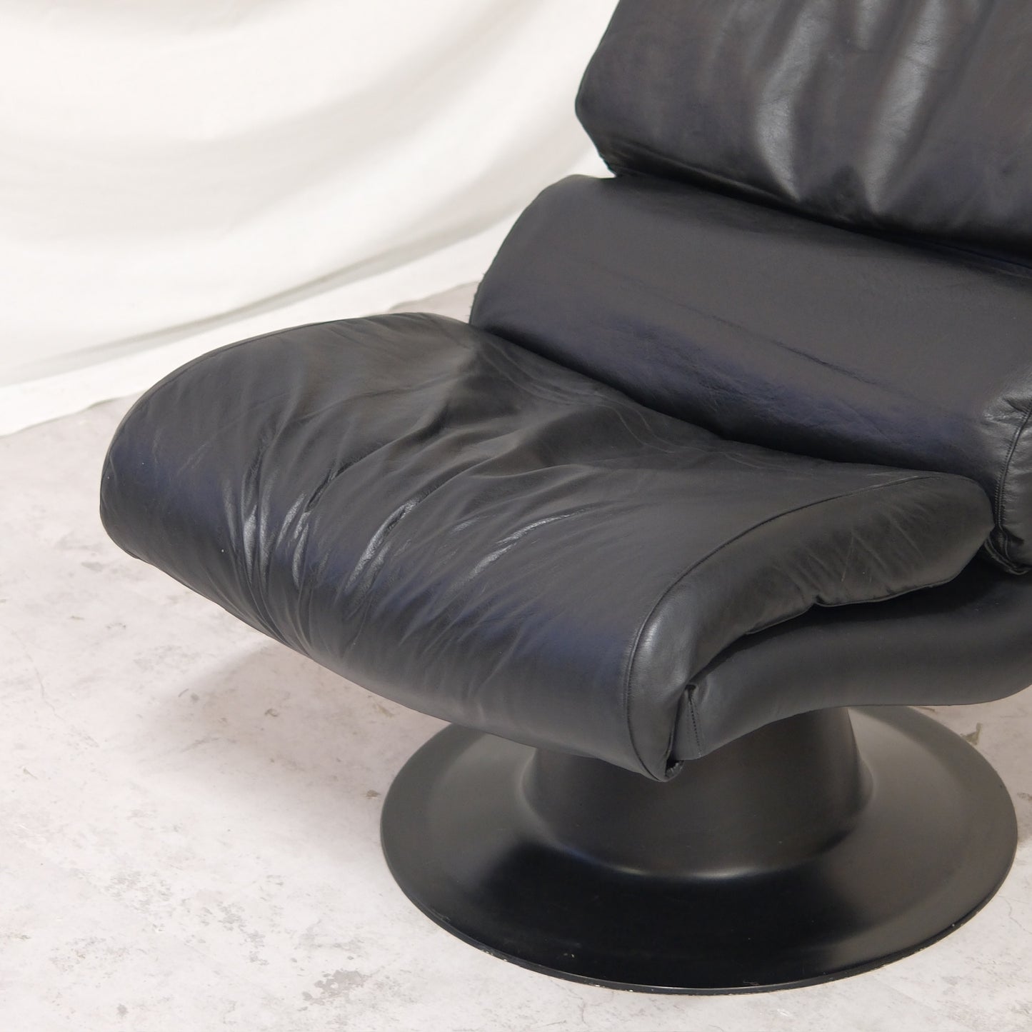 Yrjö Kukkapuro Saturnus Lounge Chair – Black Leather
