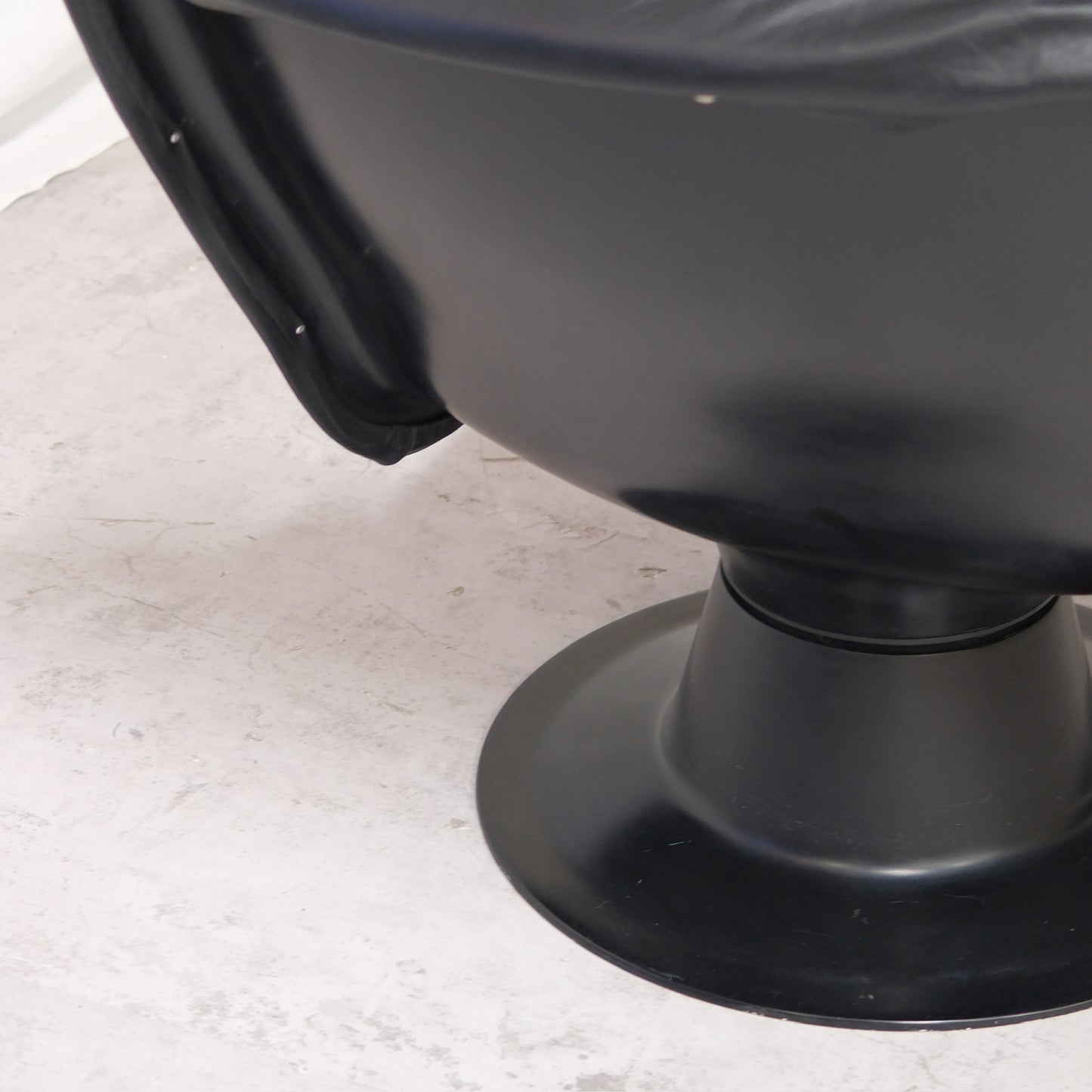 Yrjö Kukkapuro Saturnus Lounge Chair – Black Leather