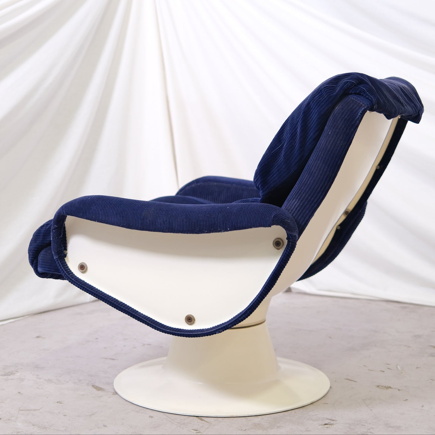 Yrjö Kukkapuro Saturnus Swivel Lounge Chair – Dark Blue Corduroy