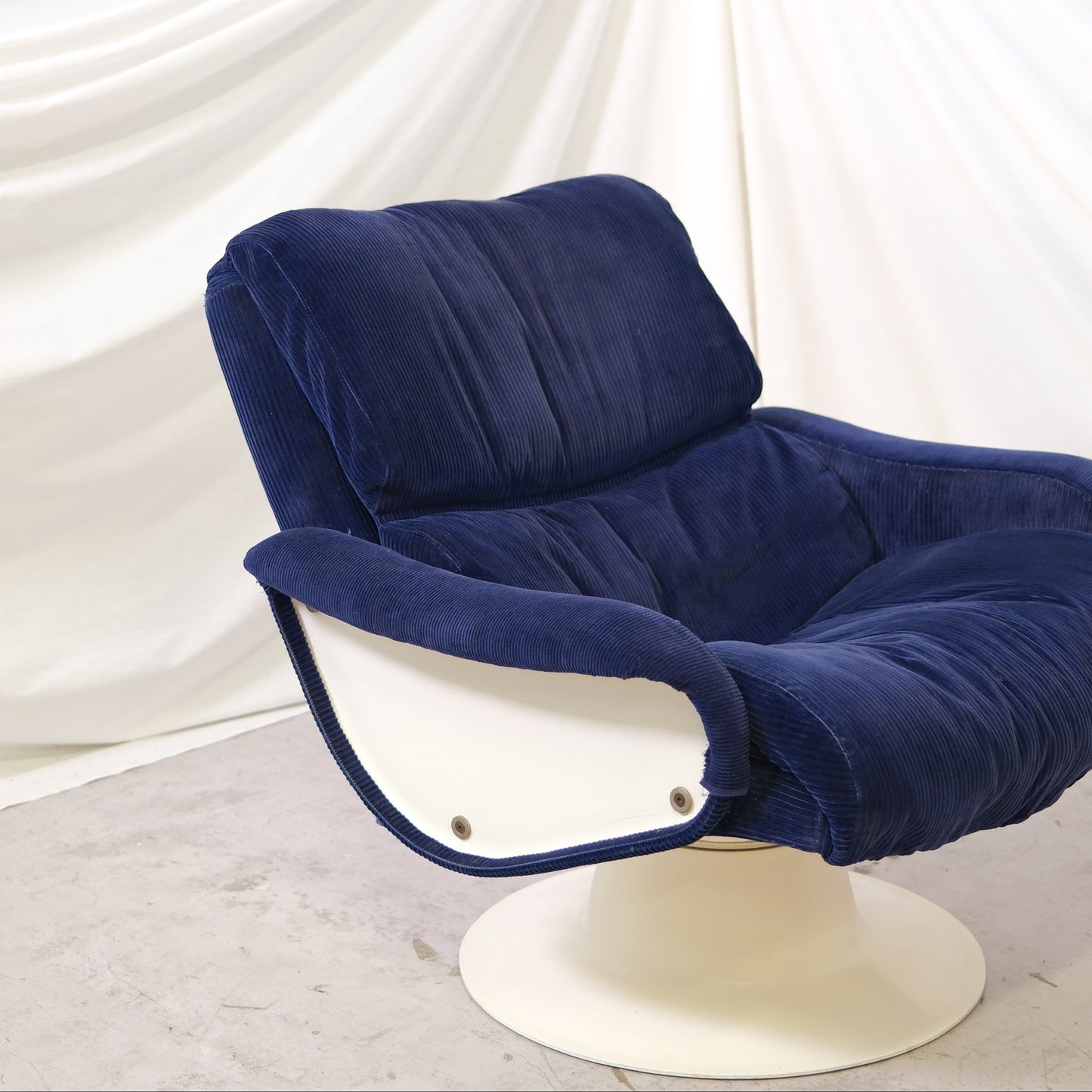 Yrjö Kukkapuro Saturnus Swivel Lounge Chair – Dark Blue Corduroy