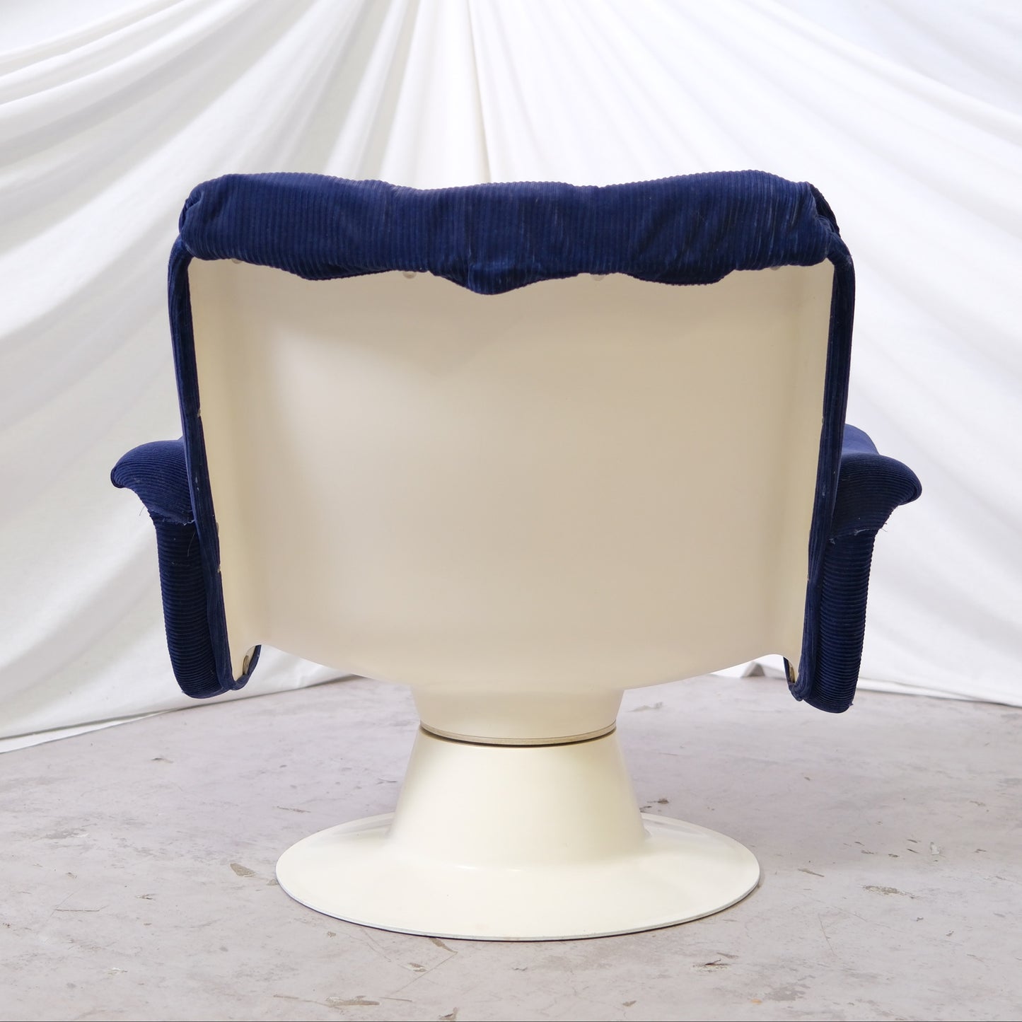 Yrjö Kukkapuro Saturnus Swivel Lounge Chair – Dark Blue Corduroy