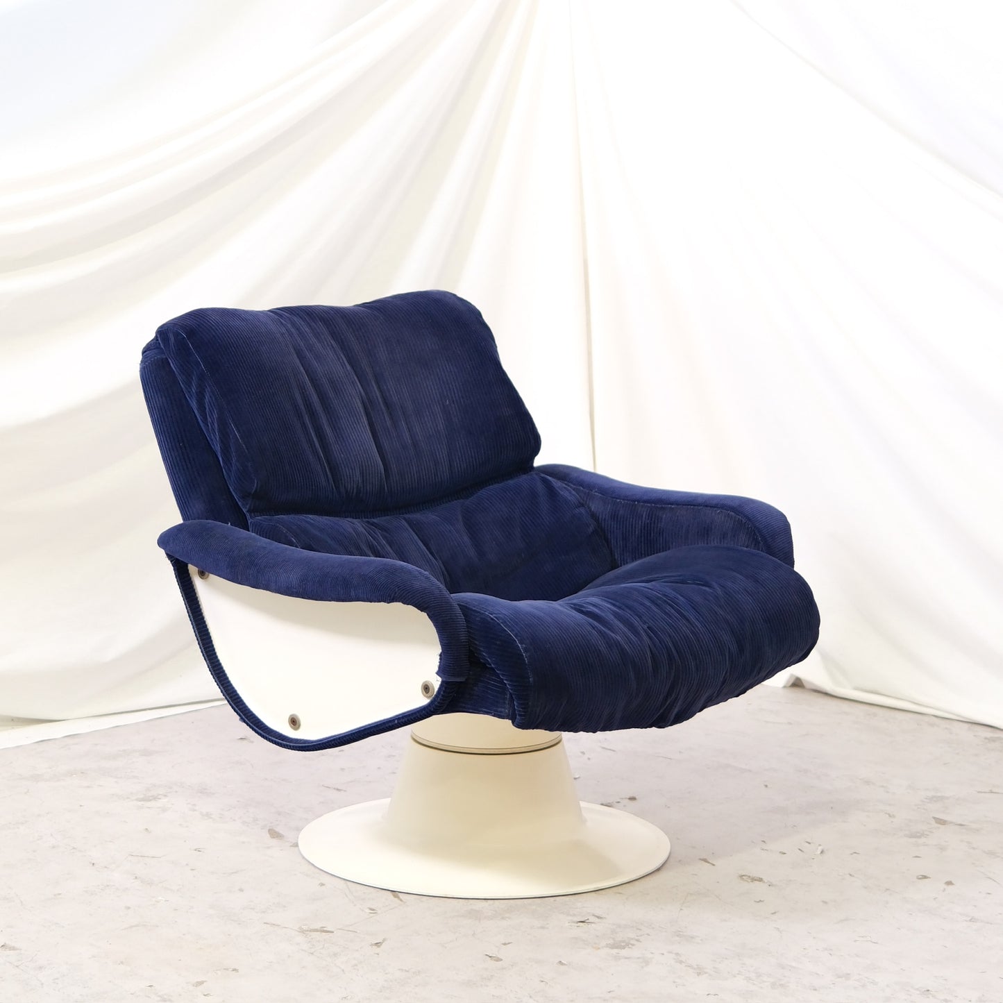 Yrjö Kukkapuro Saturnus Swivel Lounge Chair – Dark Blue Corduroy