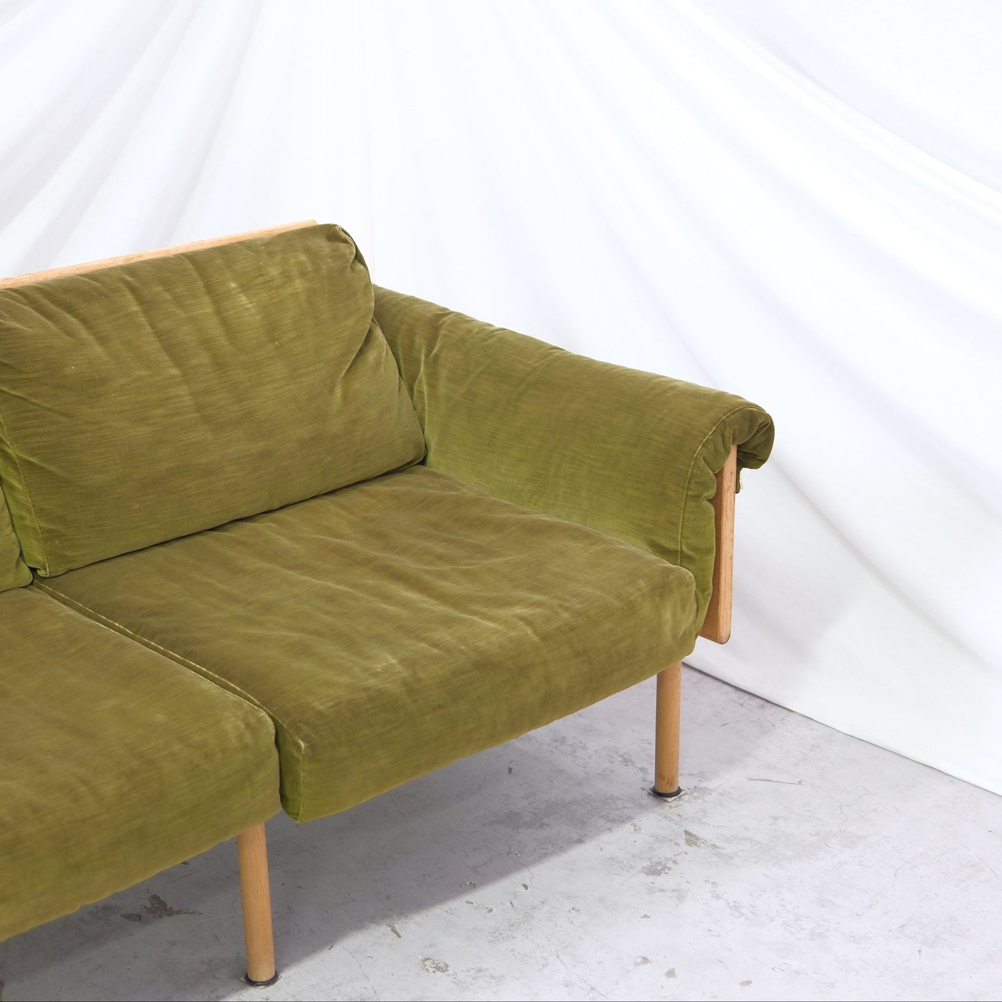 Yrjö Kukkapuro Ateljee 3-Seater Sofa – Green Velvet, Oak Frame
